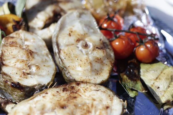 Украсить на блюде с зеленью, лимоном гриль. Соус подать отдельно.