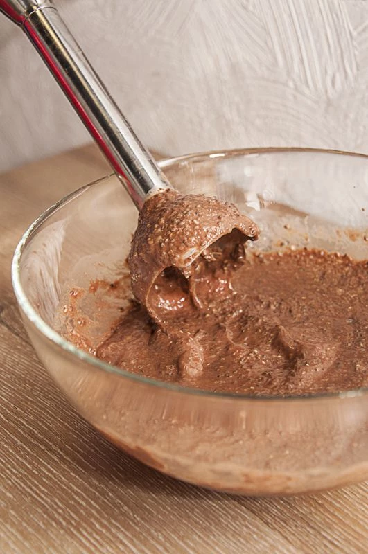 Взбейте блендером получившуюся массу до гладкой однородной консистенции. Поставьте в холодильник еще на пару часов.