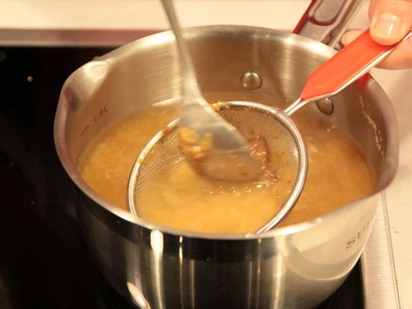 Лапшу Удон отварить, следуя инструкции на упаковке.