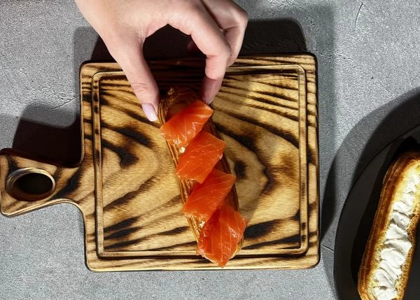 На другую часть ломтики красной рыбы.