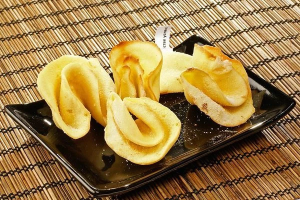 Готовые печенья можно посыпать сахарной пудрой или украсить цветной посыпкой.