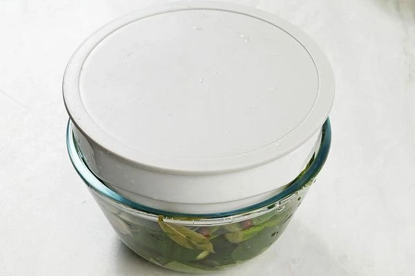 Придавить сверху контейнером с водой. Поставить на 10-12 часов в холодильник.