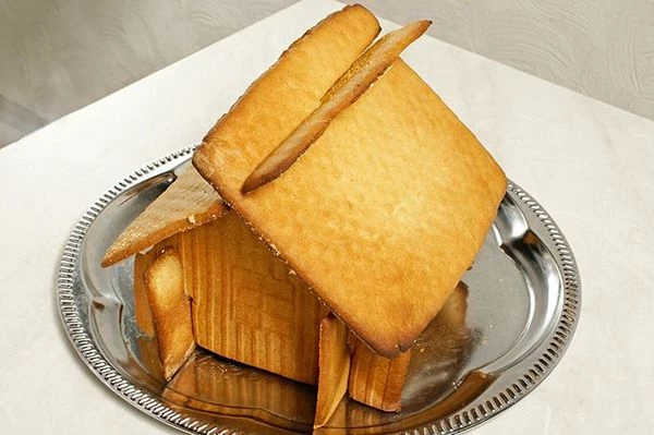 "Приклеить" сверху крышу. Основа для домика готова.