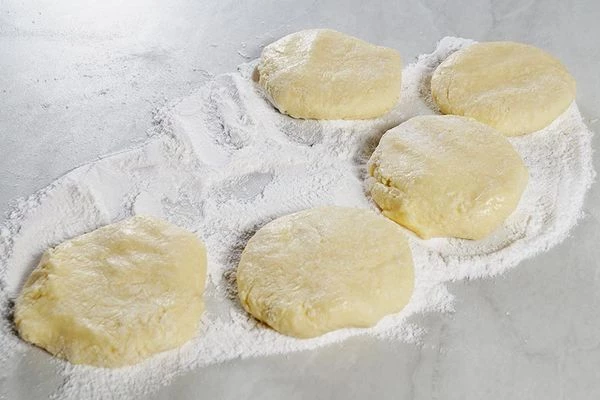 Замесить пластичное тесто, похожее на пластилин. Если получилось слишком липкая масса, то добавить сухое молоко, если слишком сухая, то сгущенку.