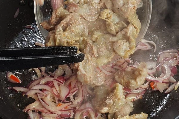 Вареные желудки разрезать на небольшие кусочки, добавить к луку. Обжарить 5-7 минут