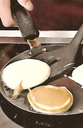 Измельчите мякоть авокадо с зеленым луком, помидором и кинзой. Если вы хотите получить однородное гладкое пюре, это можно сделать в блендере. Если хотите, чтобы кусочки ингредиентов чувствовались, рубите ножом, добавляя сок лайма, табаско, соль и перец по вкусу. Накройте гуакамоле и уберите в морозильник на 15 мин.