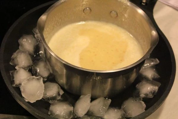 Снять с огня, добавить ванилин, переложить в металлическую посуду и поставить на лед на 15 минут, помешивая, пока не остынет.