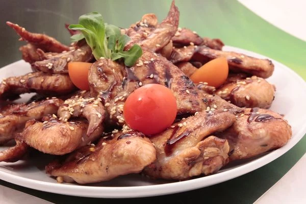 Подайте на украшенной свежими овощами тарелке, посыпав кунжутом.