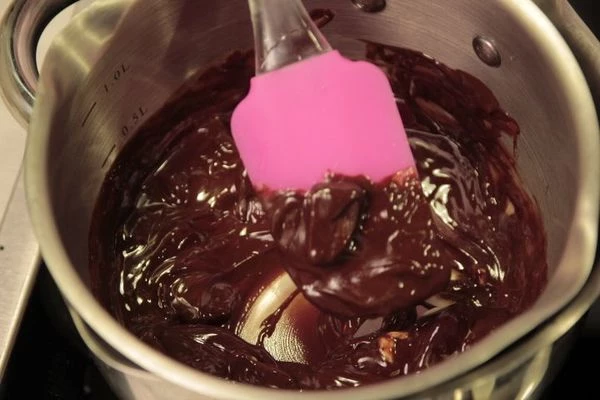 Шоколад растопить на водяной бане. Сыр взбить блендером.Желатин растворить в 80г теплой воды. И влить тонкой струйкой в взбитый сыр. Добавить порубленные орехи.