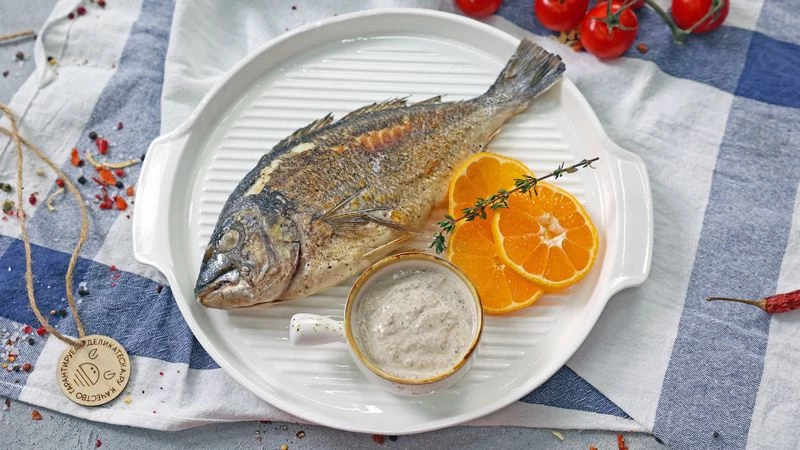 Дорадо жаренная с грибным соусом
