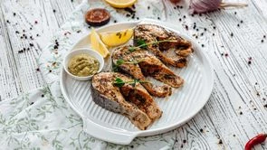 Кета в масле Конфи с медово-горчичным соусом