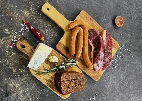 Стейки и колбаски разморозить на нижней полке холодильника. Хлеб нарезать брусочками.