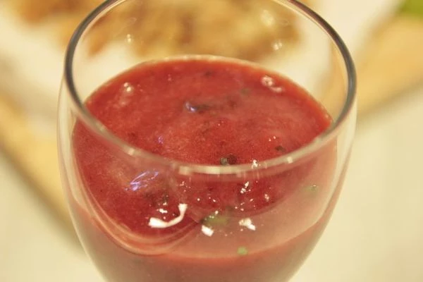 Замороженное тесто выложить на пергамент, раскатать скалкой в пласт, толщиной 1-1,5см. Выложить в форму для запекания и поставить в разогретую духовку на 15 минут. Готовое тесто достать из духовки, выложить на бумажное полотенце. Разломать на небольшие кусочки.