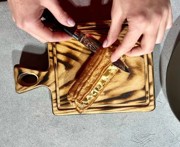 Переложить в кондитерский мешок. Отсадить тесто на противень с пергаментом. Выпекать при температуре 180 градусов 35 - 40 минут. Остудить. Затем снять крышечку.