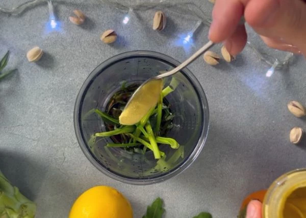 Приготовить соус. Смешать в емкости для блендера тархун, зеленый лук, соус терияки, кунжутное и подсолнечное масло, мед, горчицу соль, перец, сок лимона и измельчить.