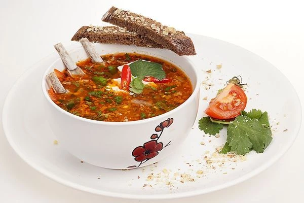 Подавать с сметанным соусом (сметана с ткемали и грецким орехом).