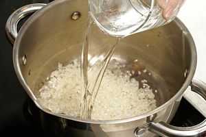 Рис промыть, залить водой