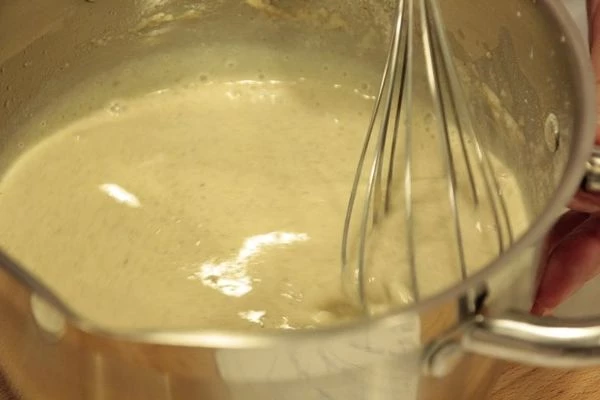 Яйцо взбить с солью. Добавить  пшеничную и амарантовую муку, тщательно размешать. Влить теплое молоко и газированную воду. Хорошо взбить венчиком. Затем добавить сахар и растительное масло. Еще раз хорошо перемешать.