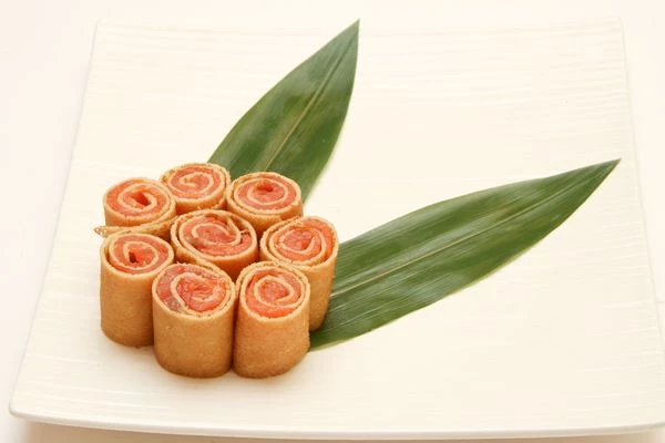 Поставить получившиеся блинные роллы вертикально на тарелку в виде "цветочка"