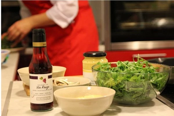 Обжарьте гребешки, предварительно удалив излишки влаги бумажным полотенцем,  в течение 1 минуты с каждой стороны.