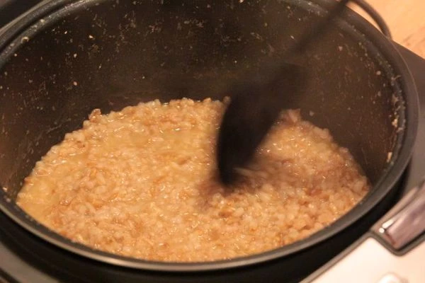 Все перемешайте и варите на слабом огне до полного выкипания жидкости, в готовую кашу по вкусу добавьте соль, сахар, дайте каше выстояться 10-30 минут.