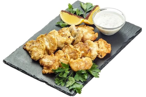 Переложить обжаренные язычки на бумажное полотенце, для удаления излишек масла. Можно подать с зеленью, дольками лимона и сметанным соусом.