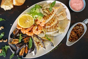 Плато из морепродуктов на гриле с соусом "севиче" и "васаби"