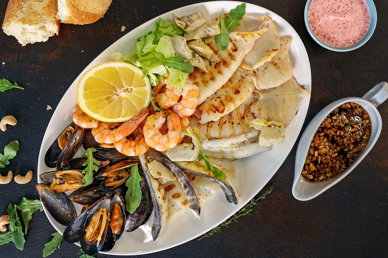 Плато из морепродуктов на гриле с соусом "севиче" и "васаби"
