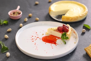 Чизкейк с клубничным соусом и фисташками