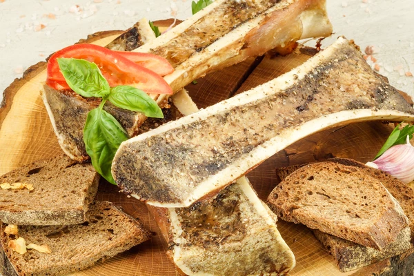 Украсьте сверху долькой помидора и веточкой зелени.