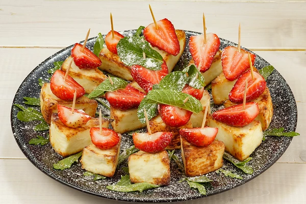 Подать закуску в теплом виде.