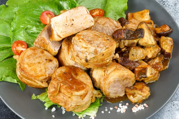  Готовые медальоны не будем утяжелять гарнирами, а просто подадим со свежим салатом.