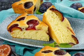 Сливовый пирог на кефире