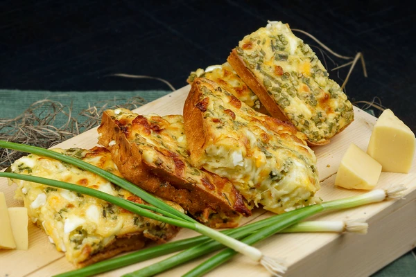 Готовый пирог разрезать на порции. Есть теплым или холодным.