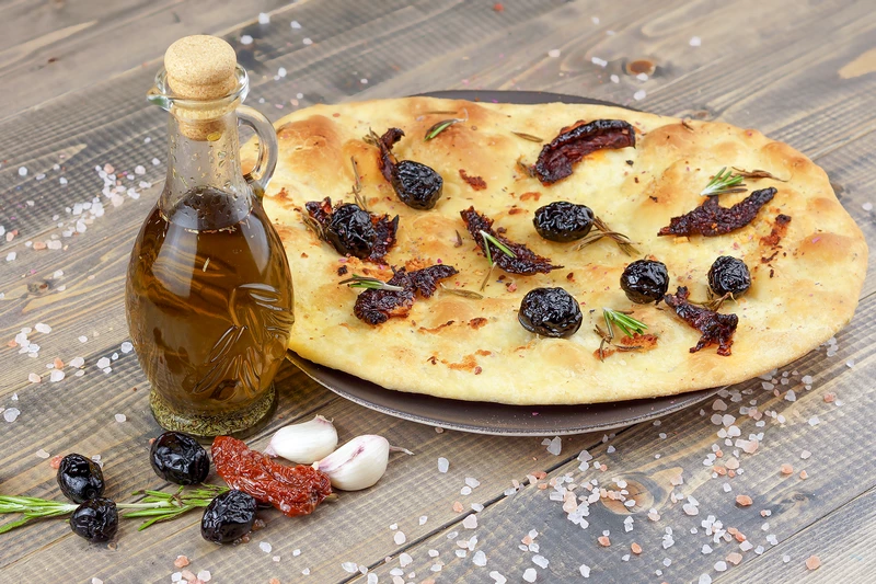 Фокачча с розмарином и маслинами
