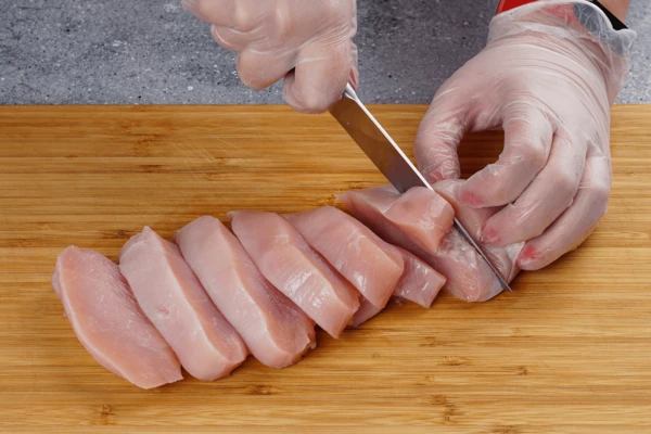 Филе грудки нарезать на стейки, толщиной примерно 2см.