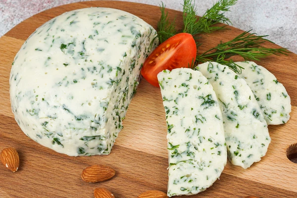 Остудить до комнатной температуры, затем убрать на ночь в холодильник.