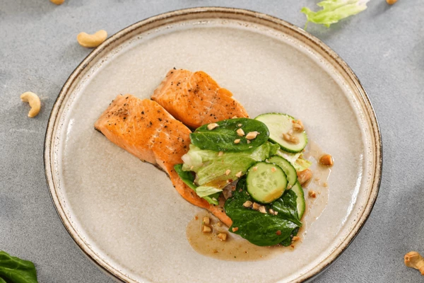 Готовые стейки форели переложить на тарелку для подачи, рядом выложить салат.
Приятного аппетита!