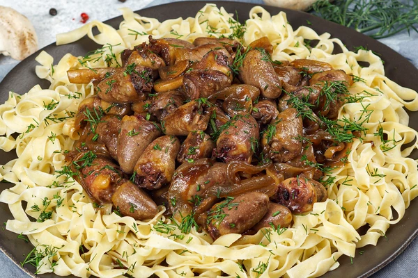 На тарелку выложить готовую пасту, сверху сердечки с овощами в соусе терияки. Украсить мелконарезанной зеленью.