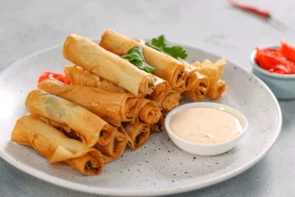 Креветки в тесте фило с соусом сладкий чили