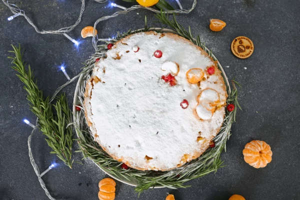 Готовый пирог слегка остудить, достать из формы. Посыпать сахарной пудрой. Приятного аппетита!