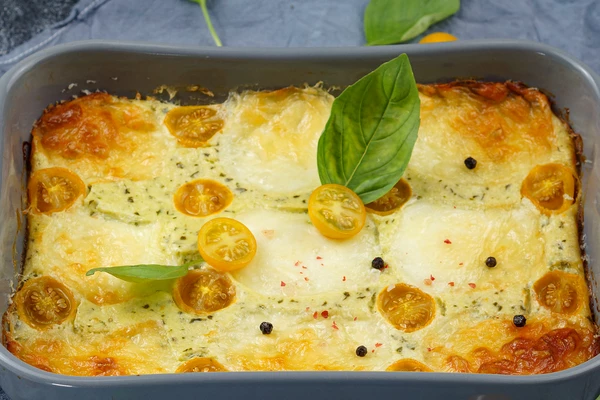 Готовый омлет украсить листиками базилика и помидорами черри.
