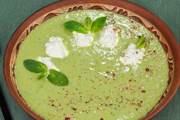 Украсить готовый суп мятой и сыром рикотта.