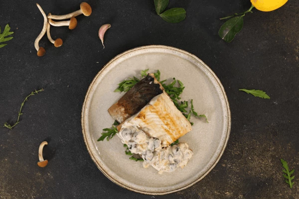 На тарелку для подачи выложить рукколу, на нее стейк осетра. Оформить соусом. Приятного аппетита!