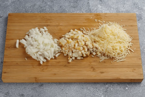 Лук и грушу нарезать кубиком, сыр натереть на крупной терке. 