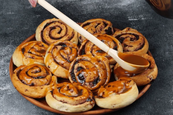 Готовые синнабоны залить сливочной карамелью и дать остыть до комнатной температуры.
