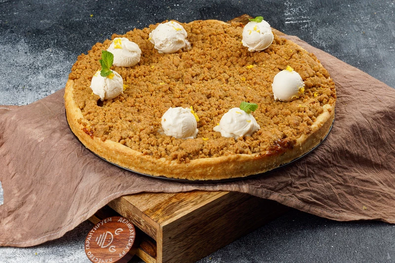 Яблочный крамбл с мороженым