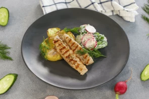 Кролик на гриле с молодым картофелем и салатом из свежих огурцов и редиса