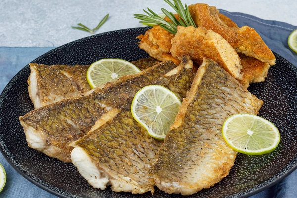 К жареной рыбе отлично подходит сок лайма, поэтому при подаче украшаем ломтиками лайма или лимона.