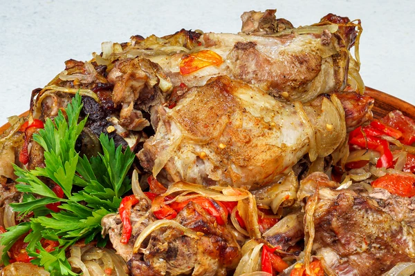 Поставить в разогретую до 180С духовку, запекать 1-2 часа, за 15 минут до готовности, разрезать пакет и дать мясу подрумяниться.